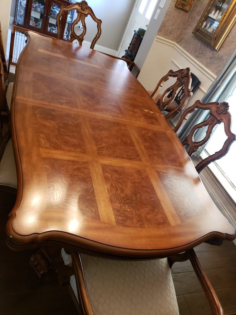 Villa Sonoma dining room with china cabinet