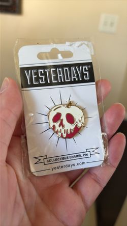 Poison Apple pin glows in the dark!!