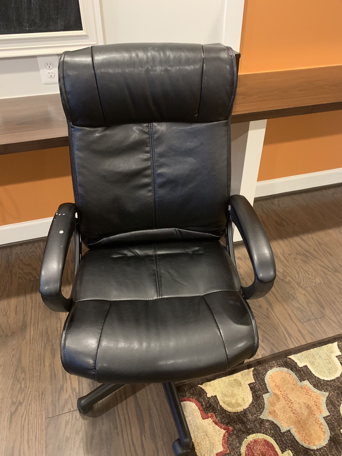 Black desk chair