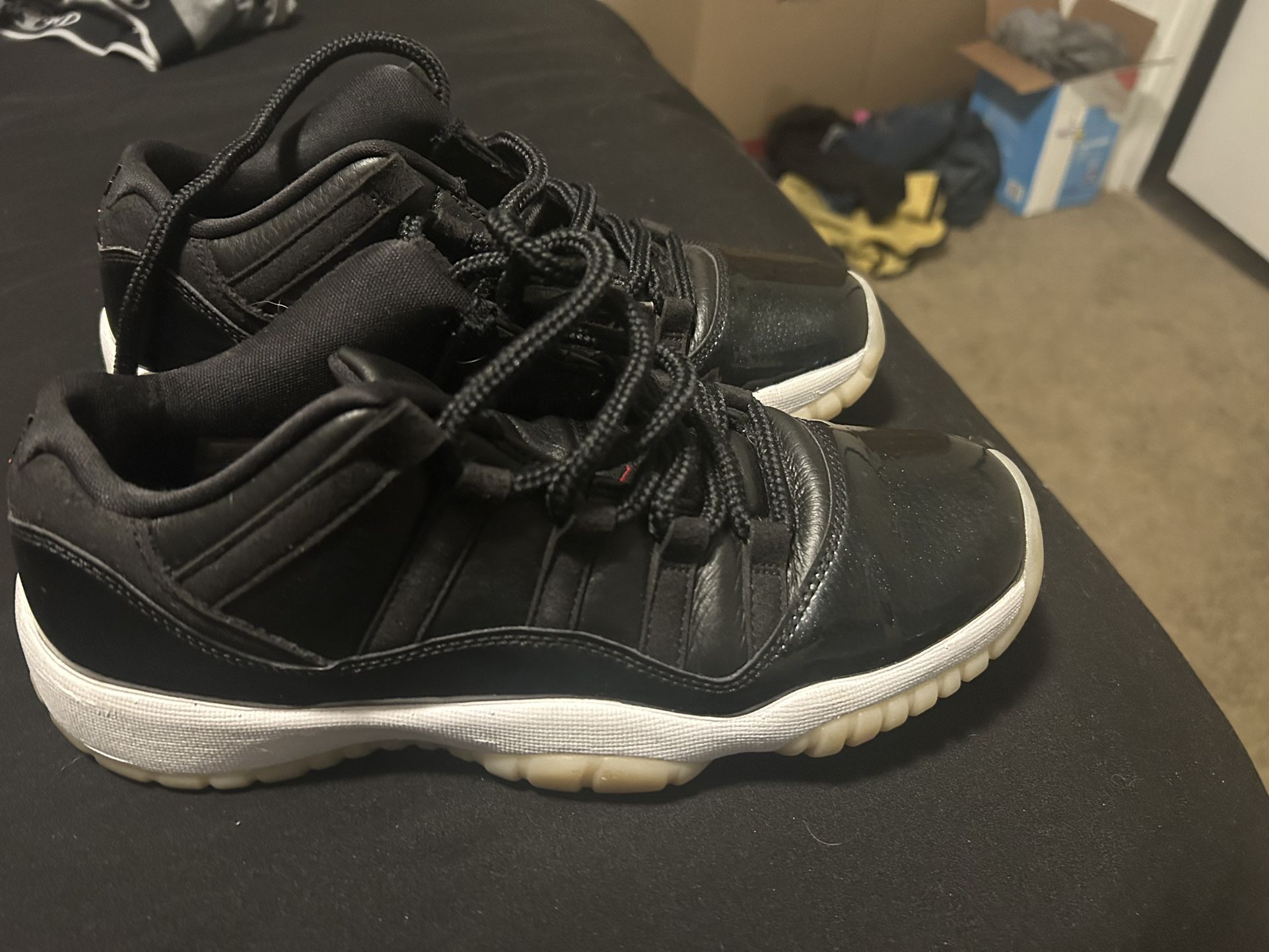 AIR JORDAN 11 RETRO LOW (GS) SIZE 7 (2022)