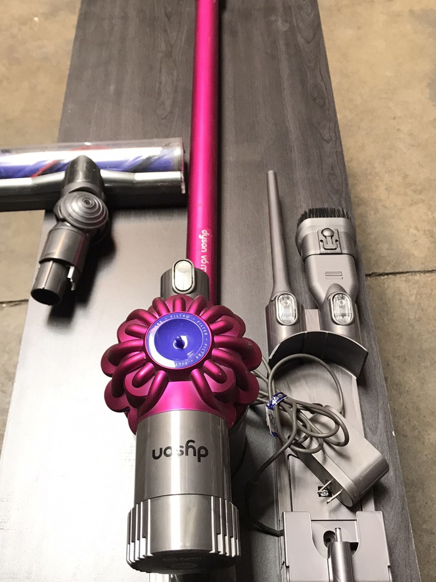 Dyson V6 Motorhead W/Accessories