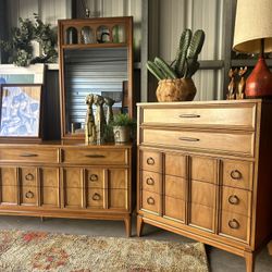 Stunning Mid Century DIXIE Furniture Bedroom Dresser Set