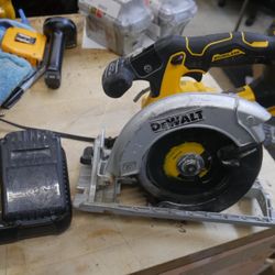 DEWALT CIRCULAR SAW DSC565 WITH 2 BATTERIES AND CHARGER 875568-1