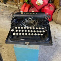 Underwood standard portable typewriter excellent condition