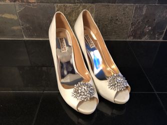 Badgley Mischka Satin & Crystal Pumps 10
