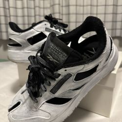 MAISON MARGIELA MAISON MARGIELA X REEBOK DÉCORTIQUÉ’ CLASSIC LEATHER SNEAKER - HANDPAINTED