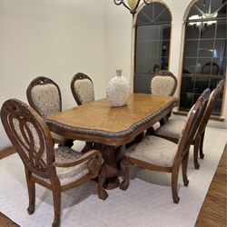 Michel Amini Dining Room Set ( Deliver Available) 