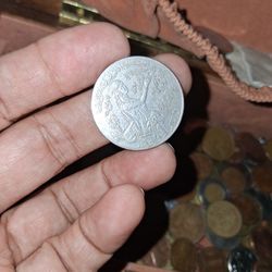 Tunisian ½ Dinar coin from 1990, featuring a map of Tunisia. 