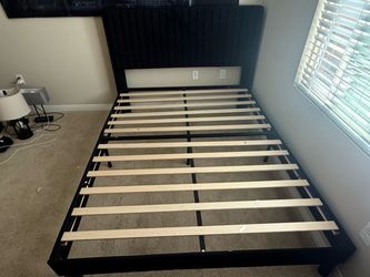 Modern Black Upholstered Platform Bed Frame with Channel Tufted Headboard (Queen ）