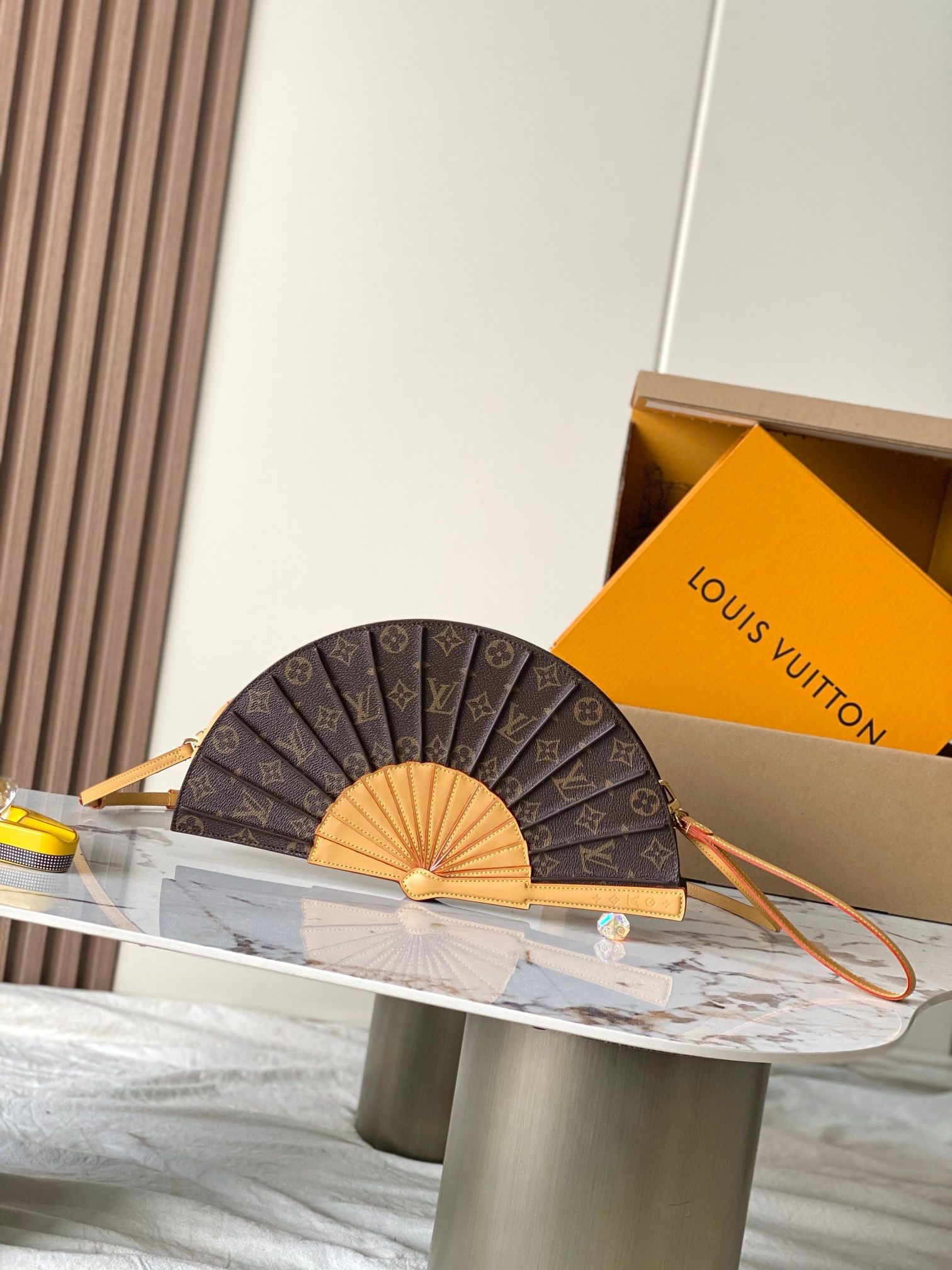 New distinctive shape crossbody bag