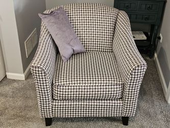 Houndstooth Accent Chair w/Pillow