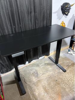 Electric standing desk