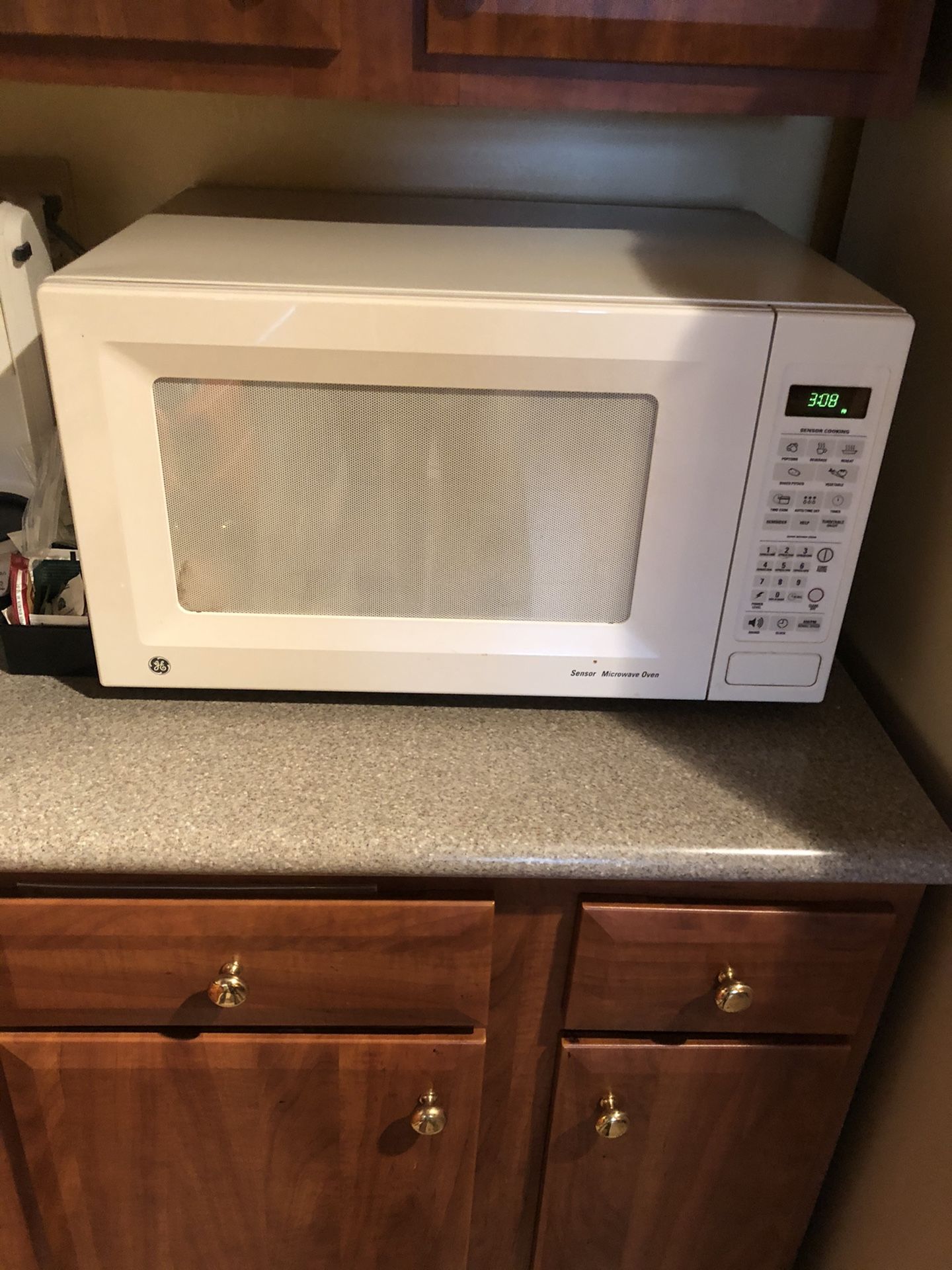 GE tabletop microwave oven with rotating shelf