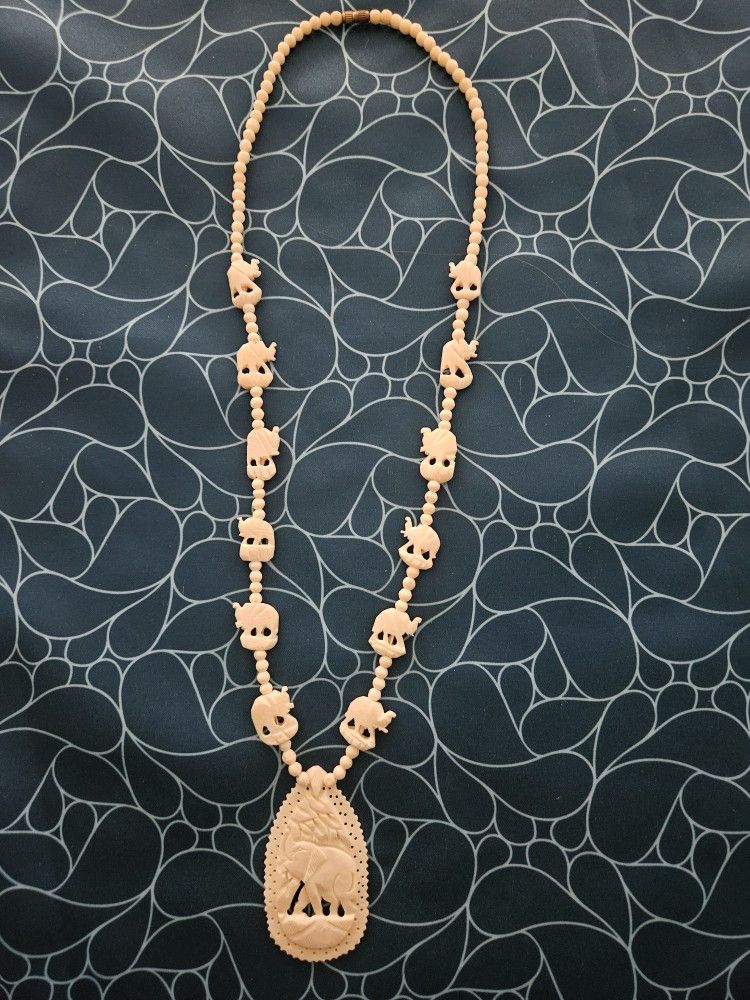 1970'S VINTAGE BONE CARVED ELEPHANT NECKLACE
