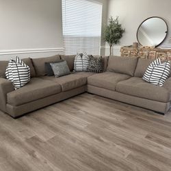 Beautiful 3pc Sectional Sofa Set 