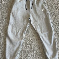 Nike Sportswear Tech Fleece - Woman’s Large