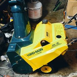 snowblower yeard man 