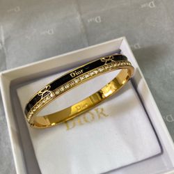 New bracelet comes with dust bag
