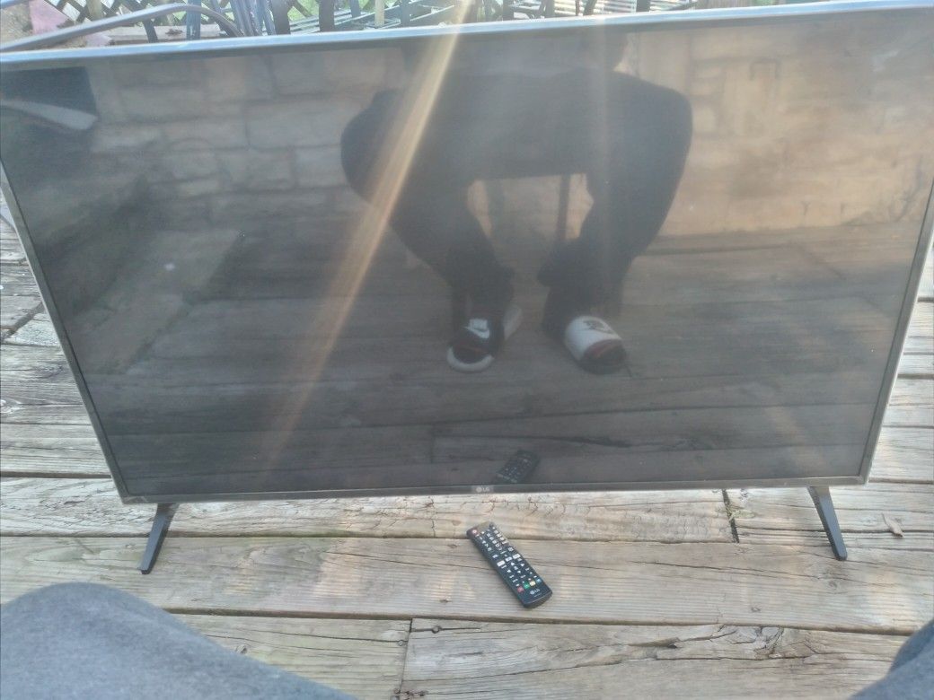 65 In Black LG Flatscreen Sart TV.