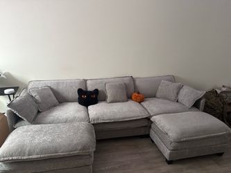 Gray Sectional Couch with 2 Ottomans & Pillows – Like New