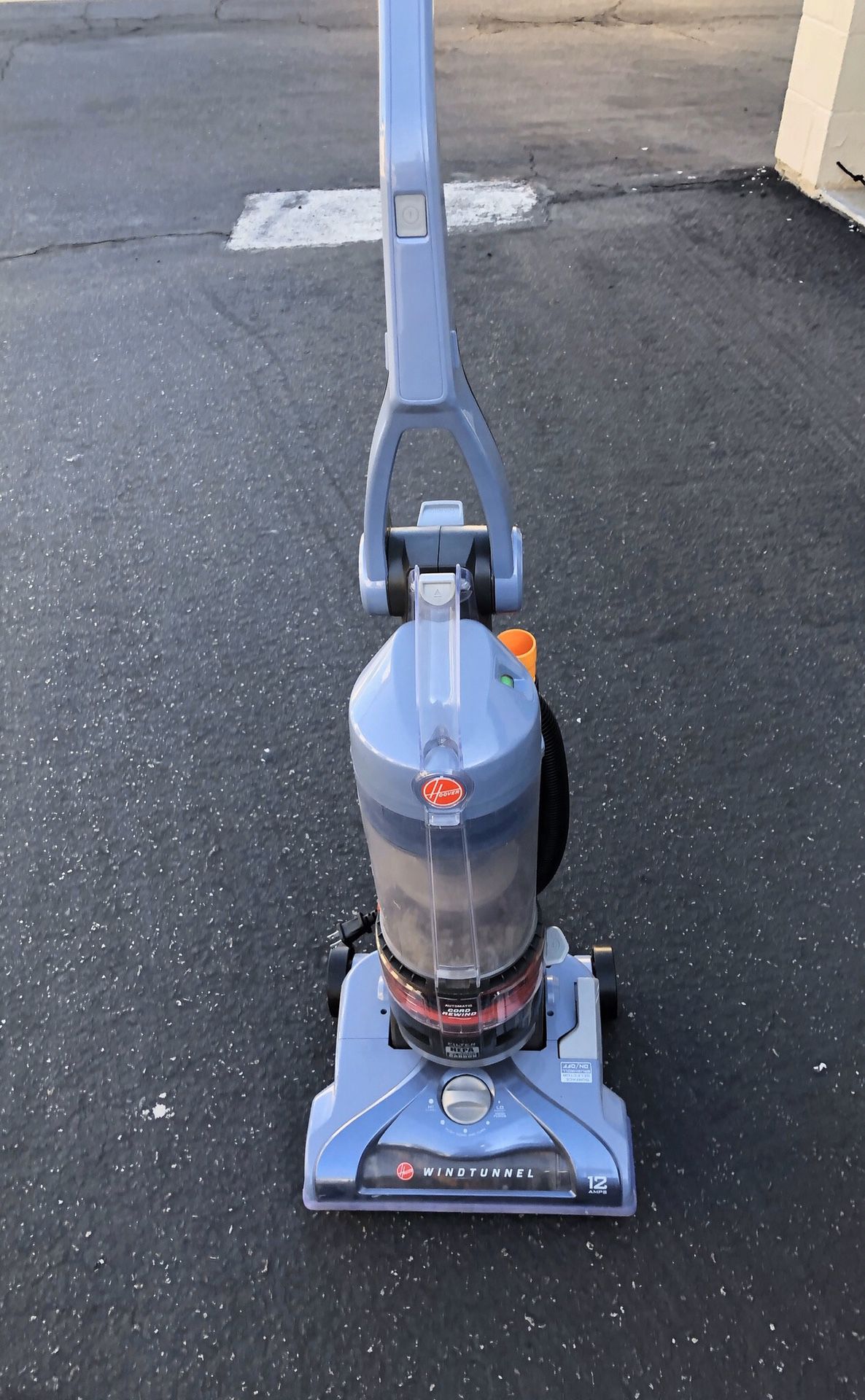 Very nice Hoover vacuum with retractable plug!