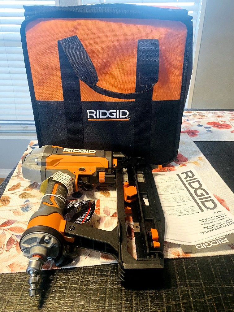 Ridgid Pneumatic 16" Gauge 2-1/2" Straight Finish Nailer Kit With Clean Driver Technology