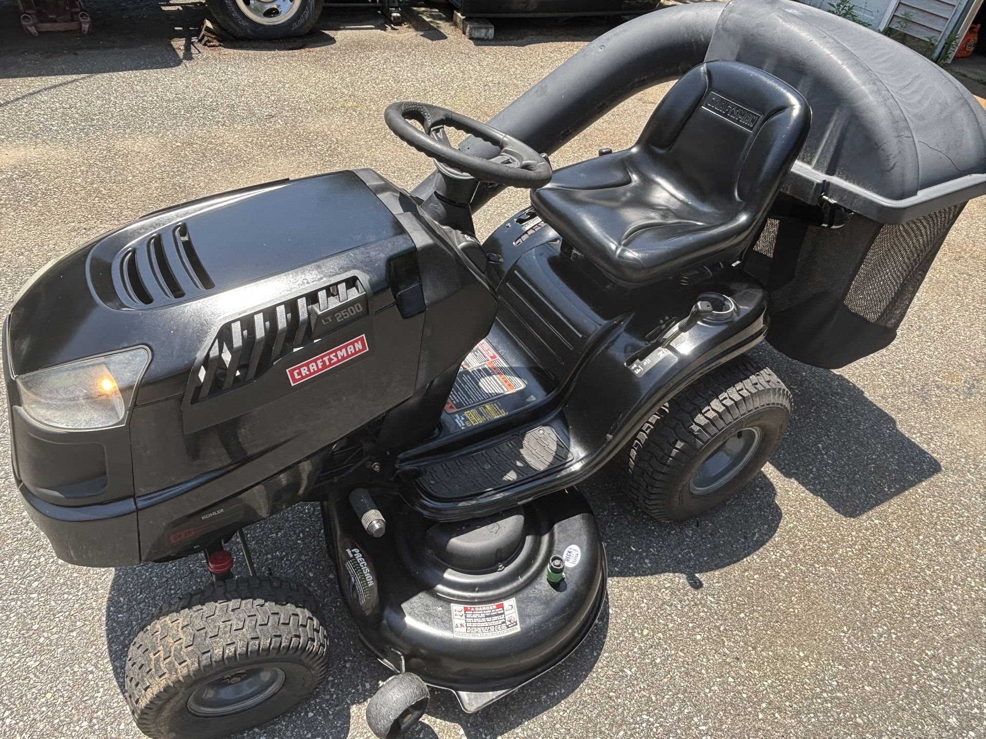 Craftsman lawn tractor, ride on mower in working condition. Delivery available, please read ad.