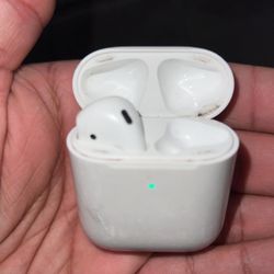 AIRPOD CASE W/ LEFT AIRPOD 