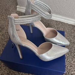 New elegant Silver Women's APT9 Heels size 8