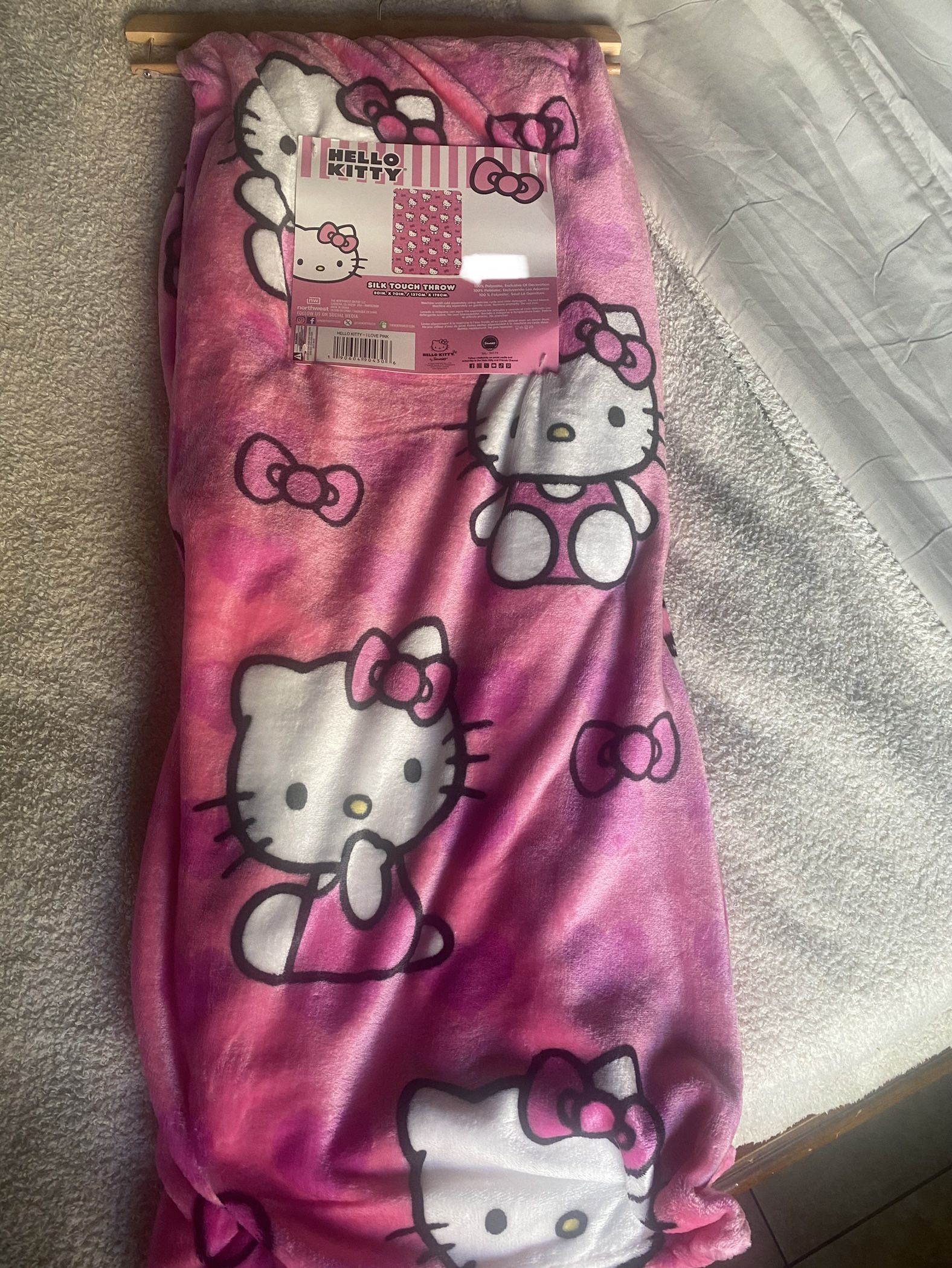 Hello Kitty Valentine Throw 