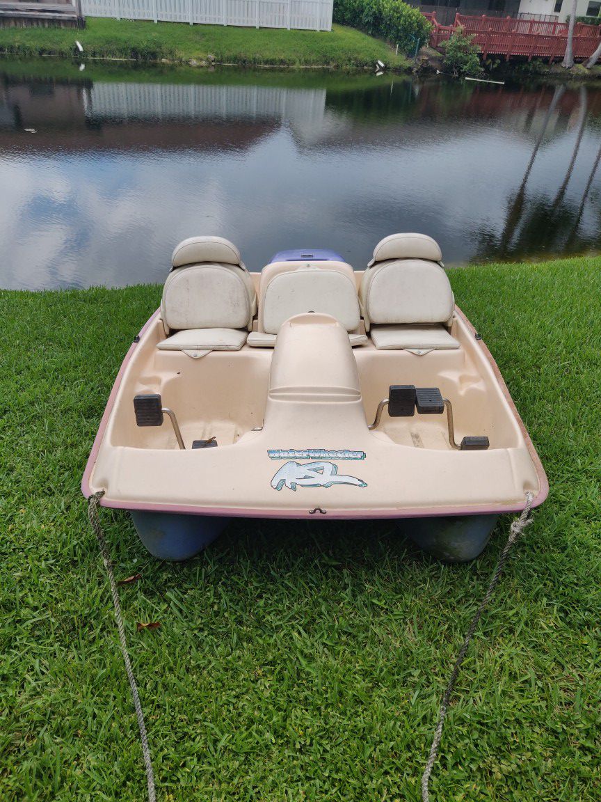 Pedal boat ASL and 3 life jackets- 5 person boat