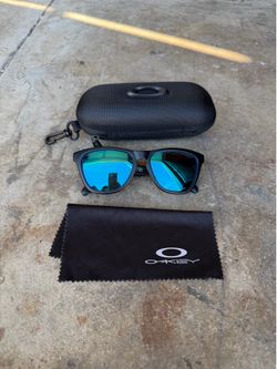 Oakley Frogskin Sunglasses Blue Sapphire Irid Prizm Polarized Lens Black Frame
