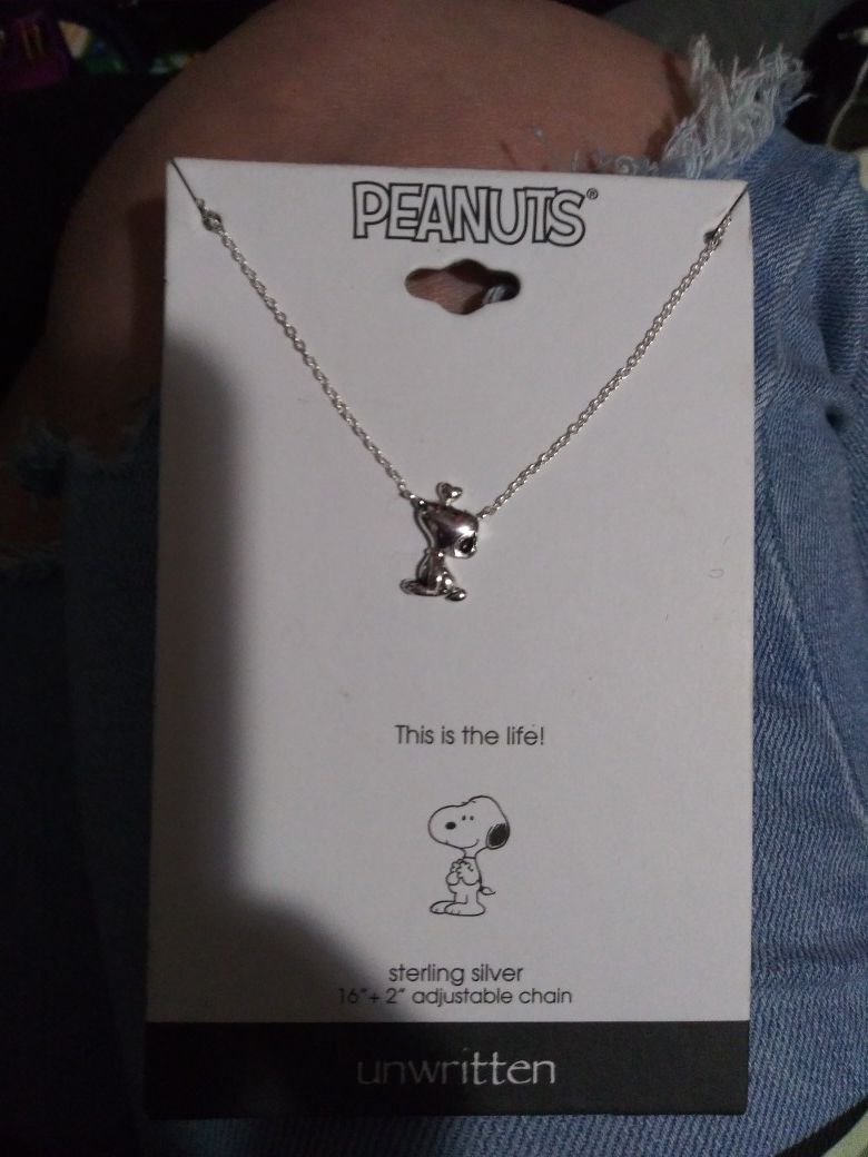 Unwritten "Peanuts" necklace