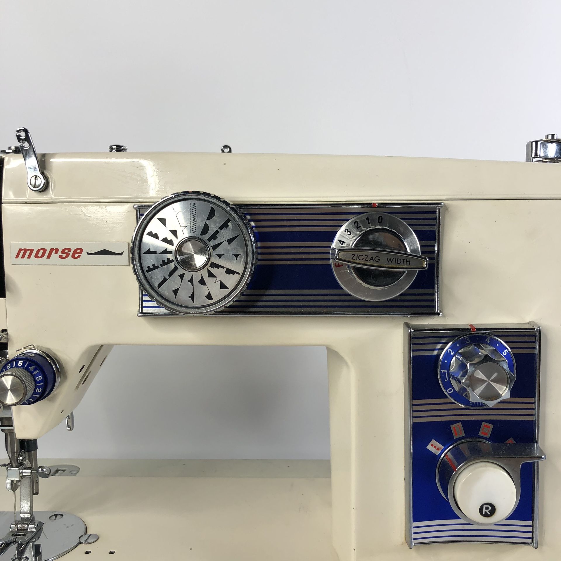 Vintage MORSE Deluxe Automatic ZigZag MODEL 3900 SEWING MACHINE W/ Case