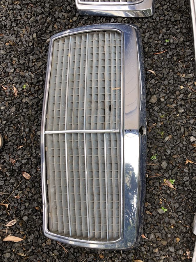 W124 Grille