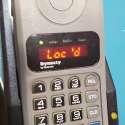 @CHV.  VINTAGE MOTOROLA Dynasty Cell Phone Sold As A Novelty collectible For Parts Or Repair 