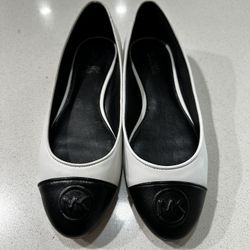 Michael Kors Women’s Black And White Leather Flat Style: PV19E, Sz 5.5