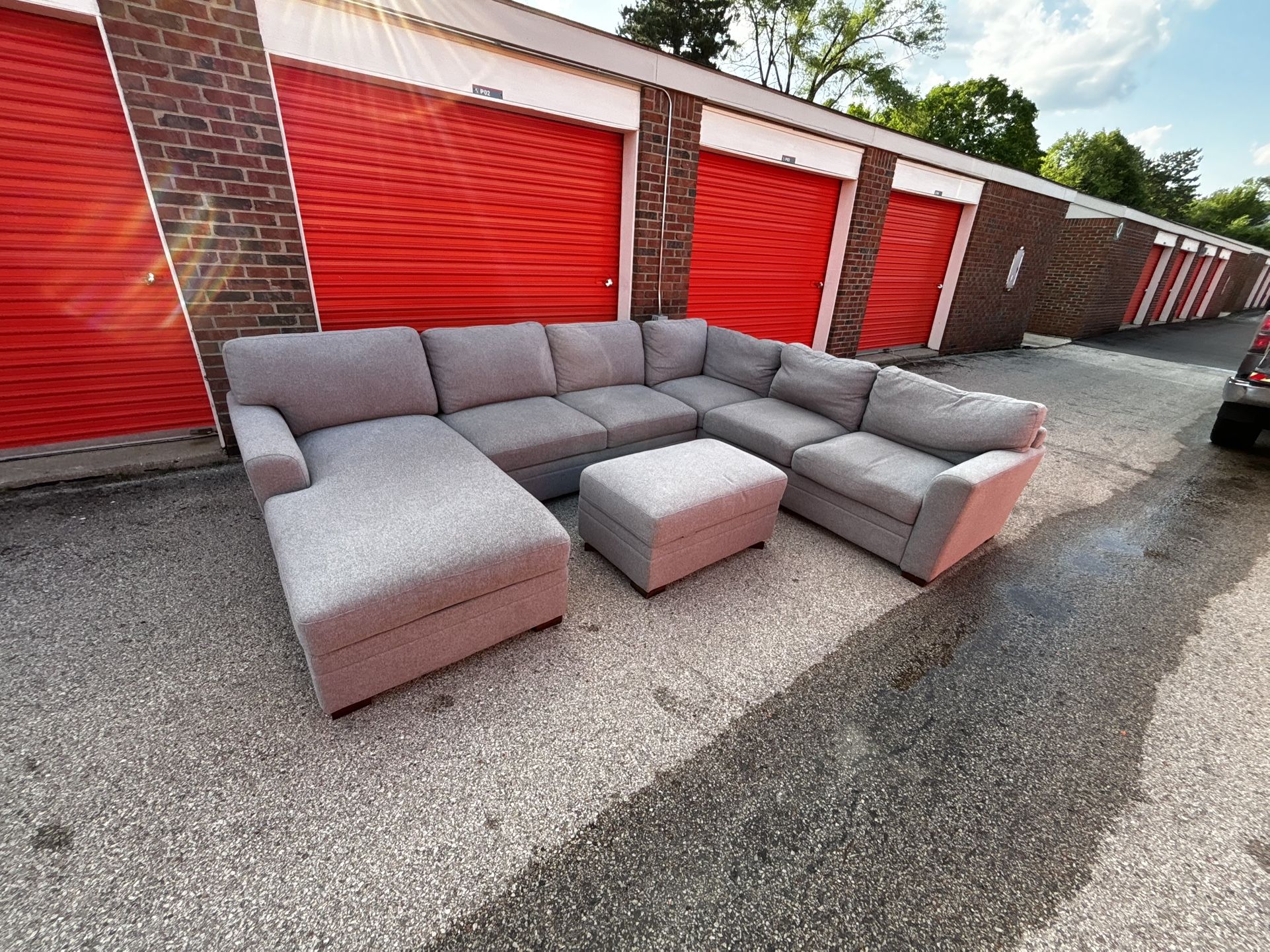 Thomasville Langdon Fabric Sectional with Chaise and Storage Ottoman! ***Free CurbSide Delivery***