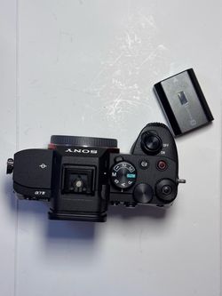 Sony A7 IV Body – 35K Shutter – Very Clean