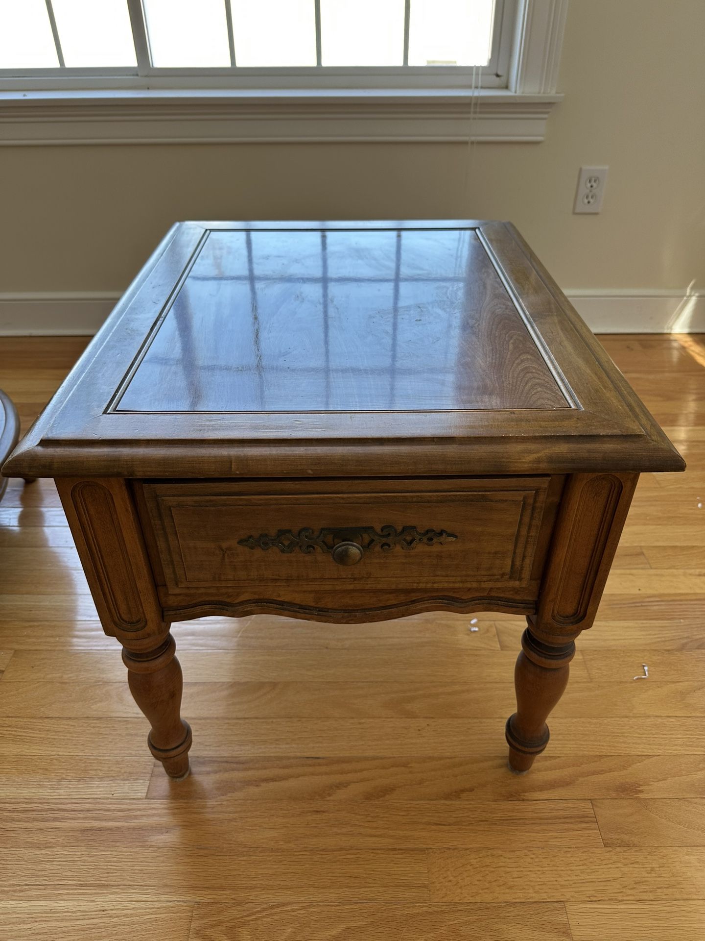 TABLE - SIDE TABLE
