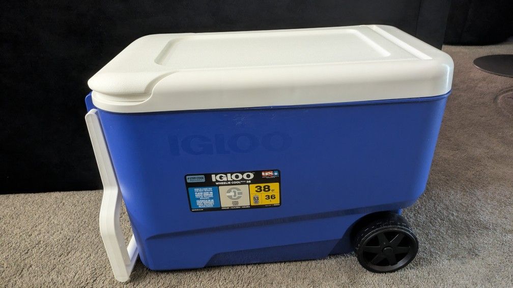 Brand New Igloo Cooler With Wheels 38 quarts