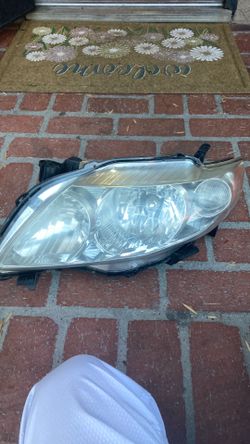 2010 Toyota carolla driver side headlight