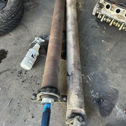 04 Chevy 2500hd Oe Driveshaft Two Piece 