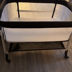Bed side bassinet