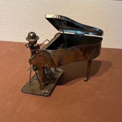 Metal piano man, music box plays the sting