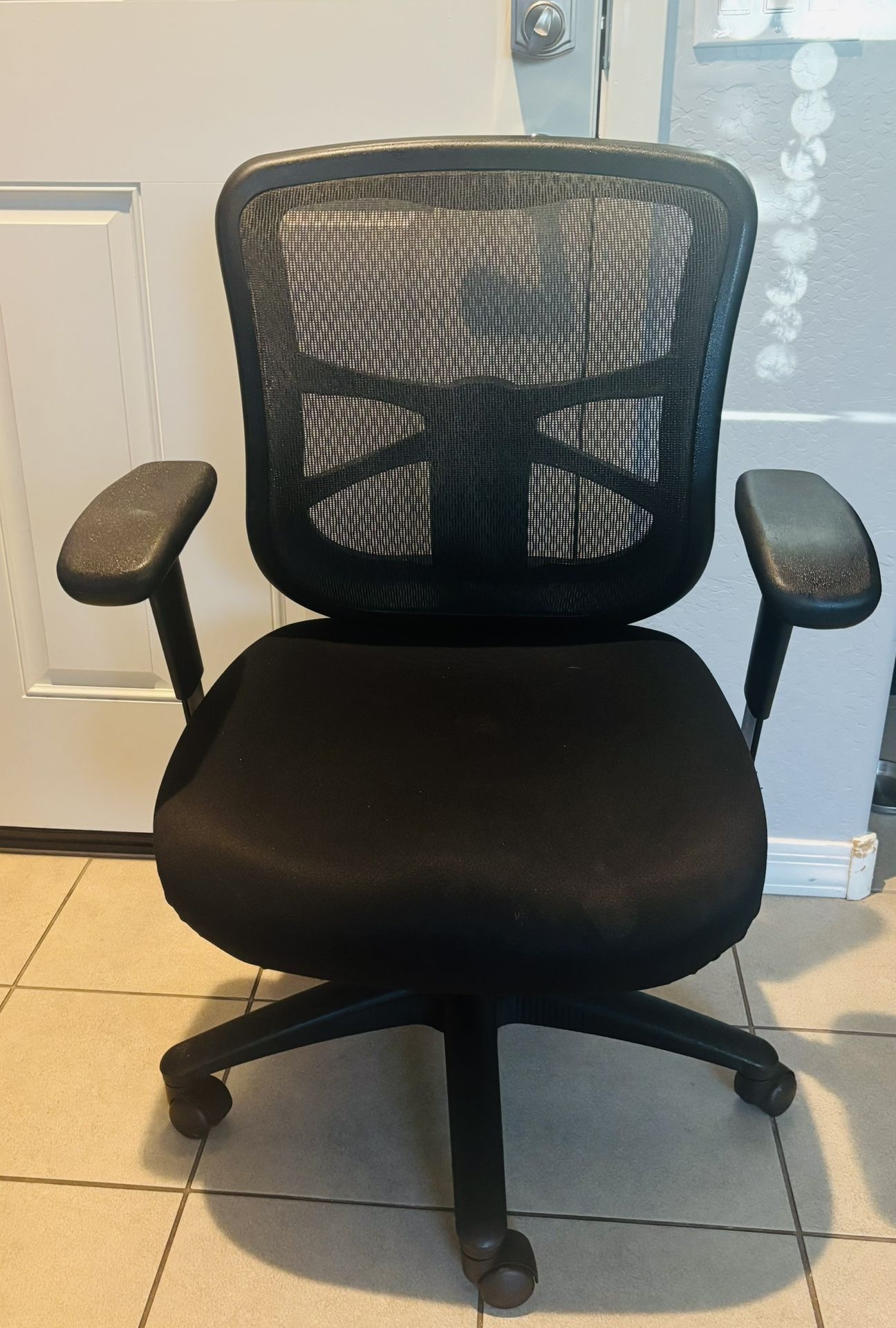 Alera Mesh Mid-Back Swivel/Tilt Chair Black. Weight 47lbs - Width 26” - Height 23” - D 21” Good Condition. 