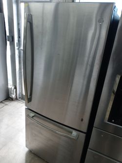 GE 30" stainless steel bottom freezer refrigerator - Free delivery