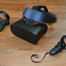 Oculus Rift S With Cable And Controllers. 