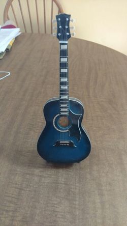 Little guitar decoration with stand