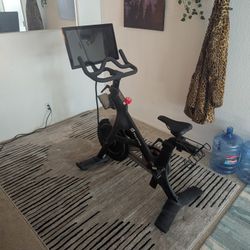 Peloton Exercise Bike – Excellent Condition – Marina del Rey